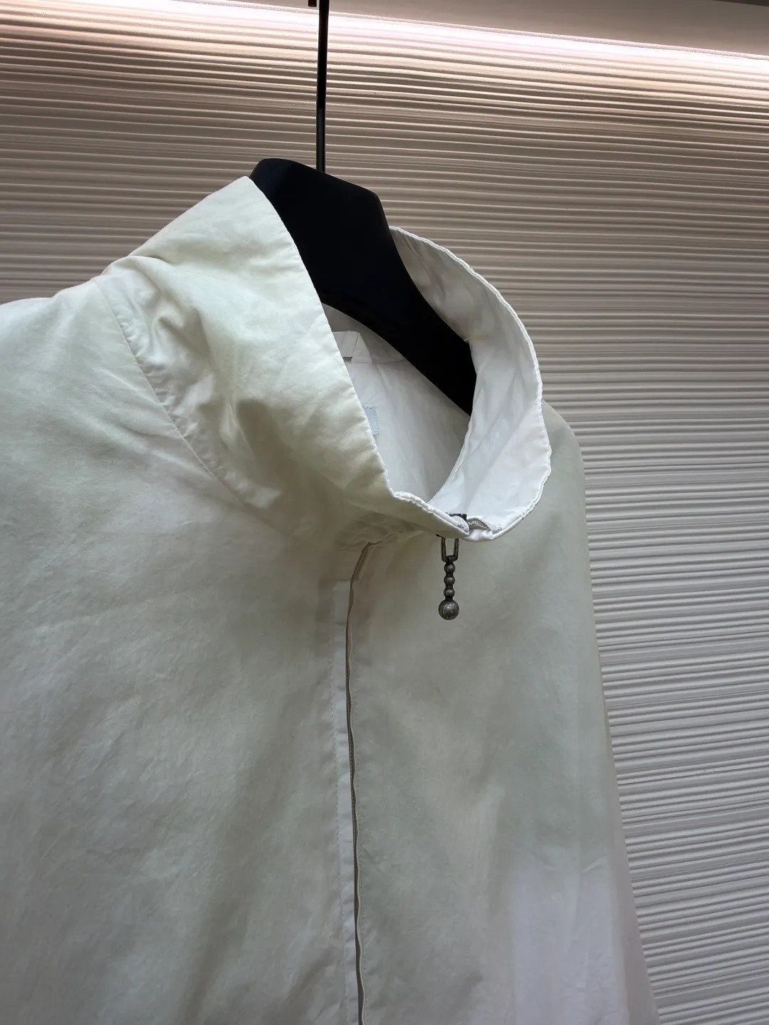 Acne Studios contrasting logo zipper jacket ●Original version: Purchased and developed for 6500 ●Item number: 1681088-B45 ●Material: Illustration cotton fine woven silk fabric ●Technology: Solid printing production ●Version: Loose fit ●Weight: about 580 grams ●Size: 42-44-46-48 ●Description: Customized Illusion elegant cotton fine woven silk, soft and silky, comfortable and close to the skin, in distressed black color The inadvertently smudged distressed effect meets the carrier of retro sentiments. The panel decorations are displayed in a homogeneous manner. It is embellished with the eye-catching Acne Studios 1996 contrasting logo on the back panel. It has a retro charm and exudes a modern simple fashion sense. The elastic cuffs and hem design cleverly outline the body lines and reveal a sense of high-end that cannot be ignored in the casualness. It is the most stylish fashion pioneer on the street, using solid printing. The chest printing has been modified by the film screen three times. Use glue liquid paint to print the pattern on the fabric, bake the fabric to fix the printed pattern, and use the gradient spraying process to make the clothes appear rich in color under different lights and increase the visual layering. Heavy washing uses a special solution to remove stains and slight fading, and then snowflake washing uses strong washing to remove fading and make the color more uniform. The hem is made at one time using a three-needle waist-stretching machine. The machine's special needle position and feeding mechanism are used to sew the elastic band and the fabric together in the same process. The three-needle design is stronger and can evenly distribute pressure to ensure that the elastic band and the fabric are tightly fitted. The overall wiring is straight and delicate, the fabric is comfortable and soft, and the color is consistent without color difference. It can be matched with the same style to create a fashionable look and control various occasions. Customized accessories, complete with three standards, same style for men and women!
